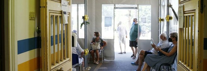 Covid in Campania, 3.246 casi e tre morti: indice di contagio al 17,74%, continua il calo dei ricoveri