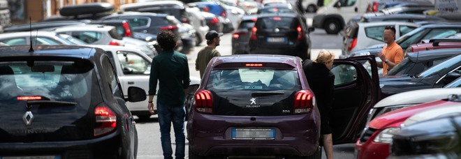 Parcheggiatori abusivi a Napoli, la Questura: in un anno 208 denunce e 65 “Dacur”