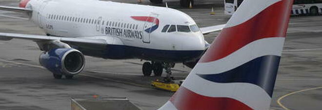Gran Bretagna, hostess British Airways gestisce sito a luci rosse con foto a bordo aerei: aperta un'inchiestagran