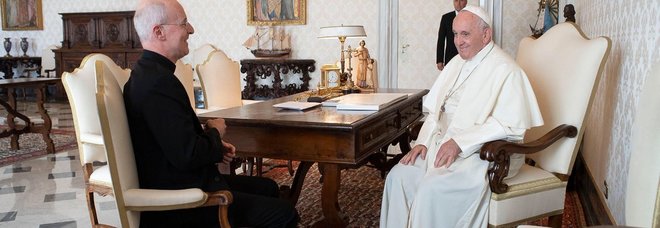 Papa Francesco riceve il gesuita americano di riferimento del popolo Lgbt e scoppia la polemica