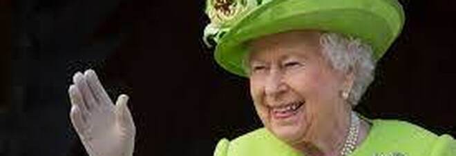 Allarme covid: la regina Elisabetta vola in elicottero a Sandringham, residenza invernale