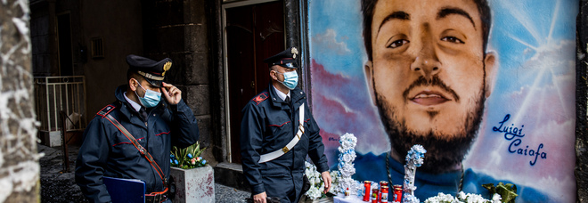 Camorra, il prefetto di Napoli: «Cancellare i murales dei due baby rapinatori, il Comune resta fermo»
