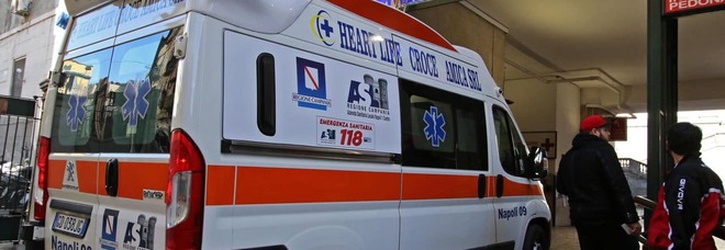 Napoli, ambulanza soccorre paziente Covid e l'equipaggio viene derubato: «Sdegno totale»