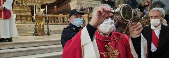 San Gennaro, niente miracolo a Napoli: il sangue non si è ancora sciolto, l'ultimo tentativo nel pomeriggio