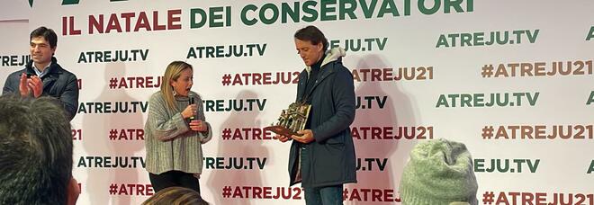 Roberto Mancini blitz dalla Meloni che gli consegna il Premio Atreju. Il Ct sul Portogallo: «Uniti si vince»