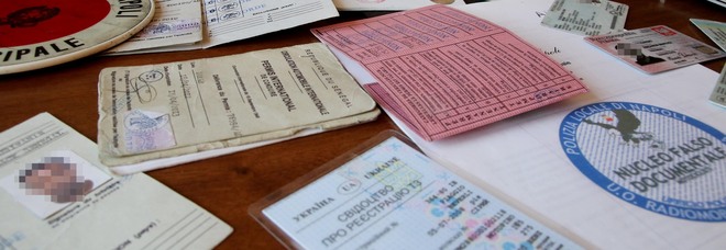 Carte false e sussidi veri, blitz a Napoli in due municipalità: «Qui cittadini fantasma»