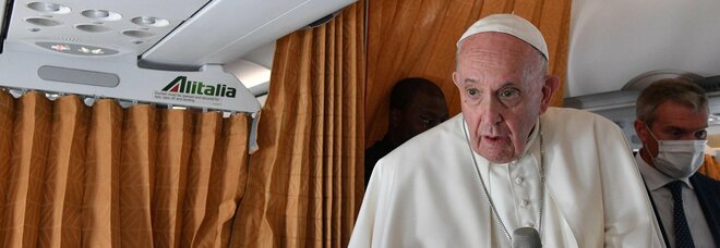 Papa Francesco: «Vaccini, negazionisti anche tra i cardinali. Matrimonio solo uomo-donna ma unioni civili gay possibili»