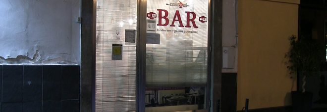 Coronavirus, Napoli si spegne alle 18: giù le saracinesche dei bar, le pizzerie resistono per l'asporto
