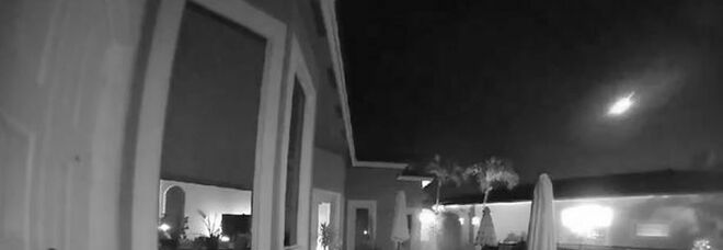 Meteorite illumina il cielo in Florida: ripreso per caso da un giornalista in diretta tv