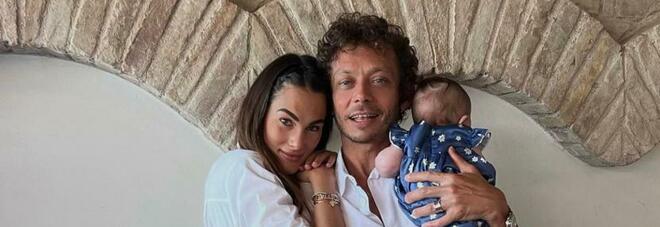 Valentino Rossi e Francesca Sofia Novello, prima foto di famiglia: eccoli sorridenti con Giulietta