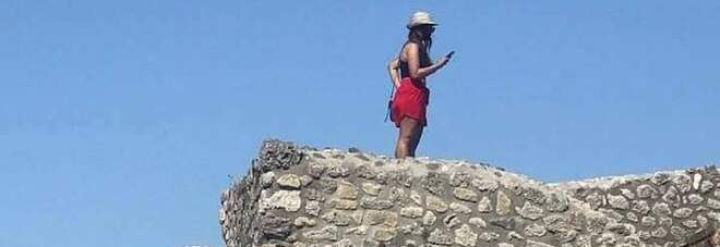 Scavi di Pompei, l’ultimo scempio: turista sul tetto delle Terme per un selfie