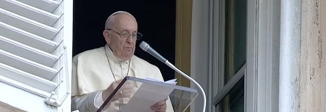 Papa Francesco smentisce l'ipotesi dimissioni: «Lasciamo che lo dica Lui lassù»