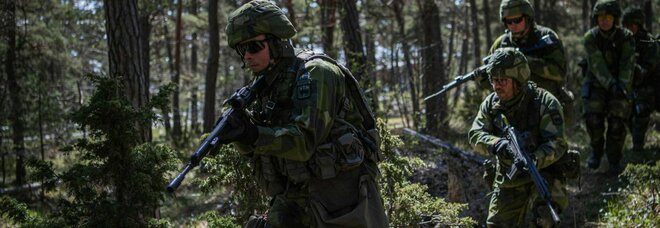 Finlandia e Svezia nella Nato: un milione di uomini in più e una barriera a Nord con caccia e sottomarini