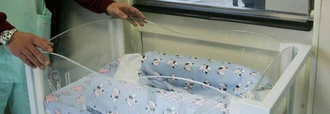 Neonato muore soffocato dal cordone ombelicale: parto prematuro in casa, poi il dramma