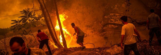 Incendi Grecia, sesto giorno di fiamme. Evacuata l'isola di Evia: «Non è rimasto più nulla»