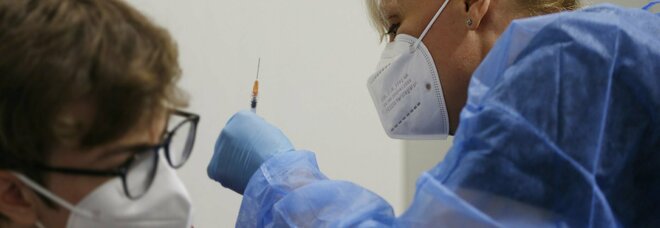 Per chi ha già contratto il Covid «vaccinarsi dimezza le possibilità di reinfezione», dice il Cdc europeo