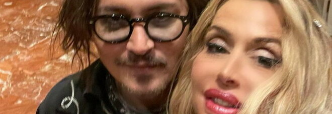 Jhonny Depp fa impazzire tutti: Valeria Marini pubblica il selfie stellare