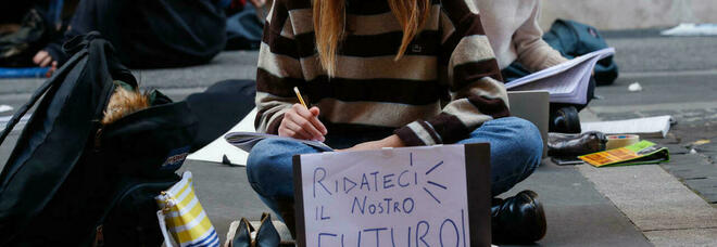 Dispersione scolastica a Napoli: «Revoca indennità a genitori di studenti inadempienti»