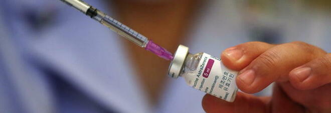 AstraZeneca, la Francia sospende la seconda somministrazione: agli under 55 un altro vaccino