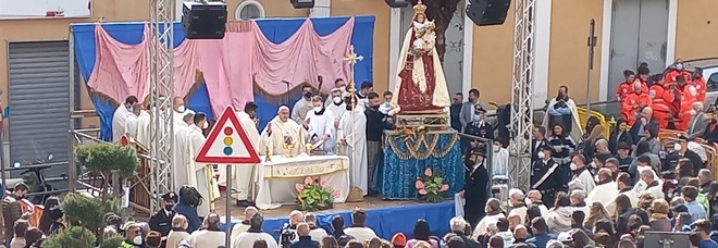 Madonna delle Galline a Pagani, il vescovo Giudice contestato in piazza