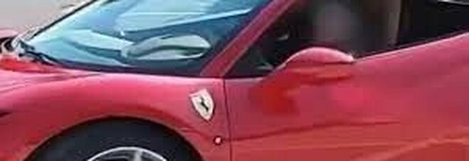 Bimbo alla guida di una Ferrari nel Napoletano, Borrelli insiste: «I genitori vanno puniti»