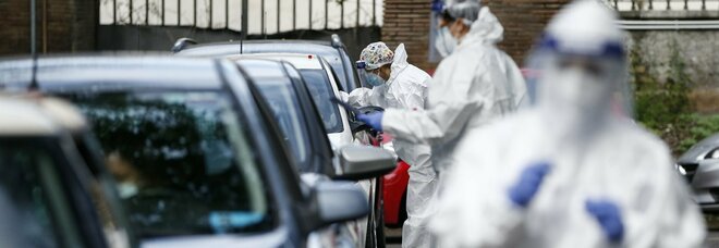 Coronavirus, ore di attesa al drive-in nel Napoletano ma tamponi finiti: scendono dall'auto e invescono contro i medici