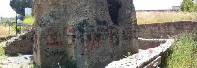 Vandalizzato il mausoleo di Pianura: le mura imbrattate con lo spray
