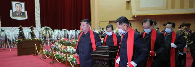 Corea del Nord, Kim sfida il Covid: senza mascherina ai funerali di Stato di un ufficiale (nonostante il focolaio)