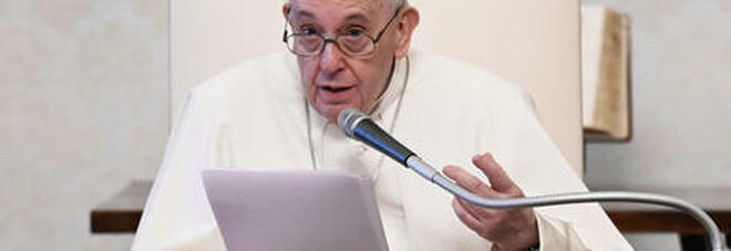 Vaccini, Papa Francesco e la “guerra” contro le fake-news in rete: ai cattolici chiede di contrastarle