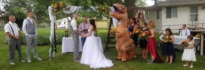 La testimone di nozze si presenta al matrimonio vestita da dinosauro: «Non mi pento di nulla»
