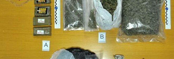 Roma, nasconde droga sotto al sedile dell'auto: arrestato con 15 confezioni di cocaina