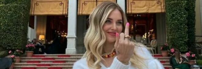 Chiara Ferragni dopo la vittoria dei Maneskin pubblica una foto con il dito medio alzato: «A chi pensava non potessimo vincere»