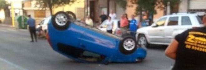 Albano, neopatentato rischia di morire nell'auto ribaltata dopo aver distrutto altre cinque vetture