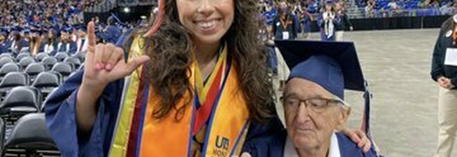 Nonno si laurea con la nipote in un'università americana pochi giorni prima del suo 88esimo compleanno