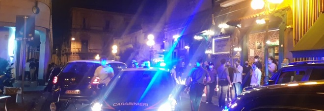 Napoli, controlli nelle zone della movida: decine di auto in sosta vietata rimosse