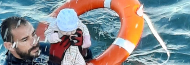 Ceuta, 8000 migranti marocchini entrano in Spagna a nuoto: Madrid schiera l'esercito. Salvati bambini in mare aperto