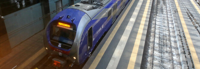 Disagi treni a Napoli, circolazione sospesa a Montesanto: centinaia di pendolari a piedi e schiaffi sulle vetrate