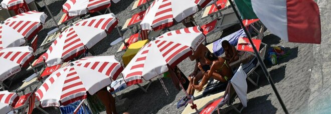 Spiagge, pagheremo di più? Nelle tariffe 2022 i balneari tengono calmierati i prezzi «al netto dell'incertezza sulla riforma»