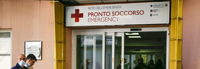 Roma, pronto soccorso al collasso: «Tre giorni per una visita». E c'è chi aspetta 32 ore in ambulanza