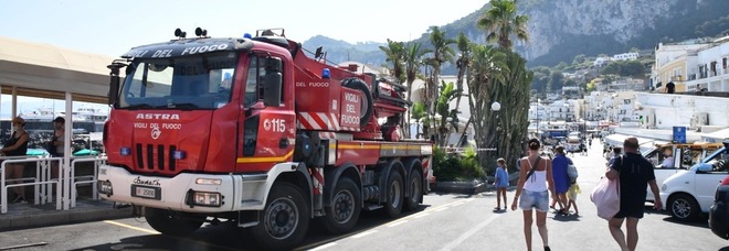 Capri, incidente a Marina Grande: il minibus resta incastrato nella scarpata
