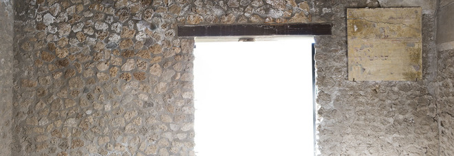 Nuovi crolli a Pompei, cede pannello con frammenti della decorazione della Casa del Menandro