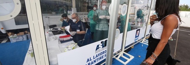 Coronavirus in Campania, più test per i rientri: «Troppi infetti non rispettano l'isolamento»