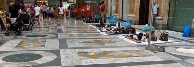 Napoli, via Toledo e galleria Umberto invasi da turisti e venditori abusivi