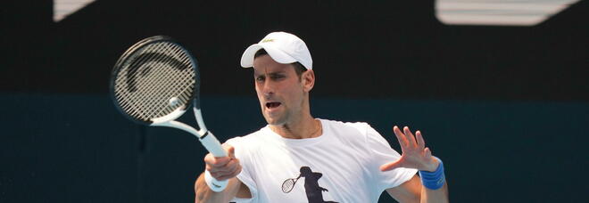 Djokovic, scoppia il caso tamponi: «Discrepanze su test per l'Australia»