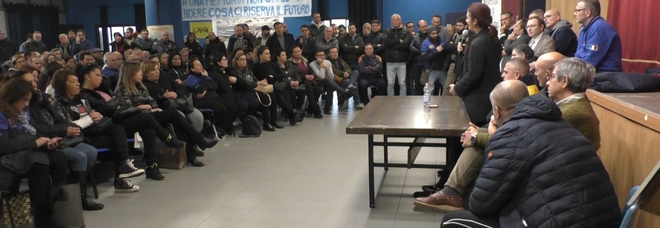 Whirlpool, la disperazione dei lavoratori in fabbrica a Napoli: «Disposti a tutto per salvare il futuro»