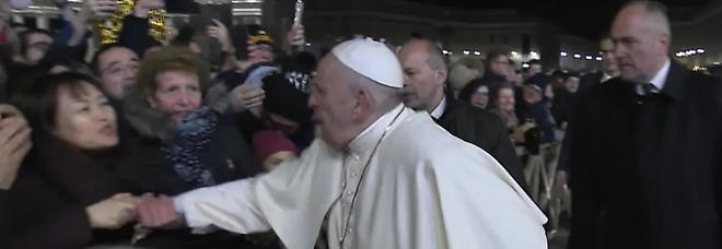 Schiaffi e scuse, Papa Francesco e l'avversione a scorta e protocollo che lo rende vulnerabile
