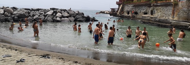 Spiagge a Napoli, “app” in tilt e niente prenotazioni: «Noi bagnanti beffati»