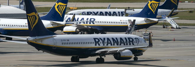 Il volo Ryanair dimentica un intero gruppo di passeggeri all'aeroporto: la navetta non passa a prenderli, la compagnia si scusa