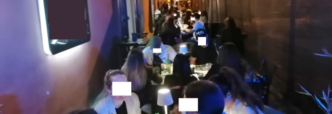 Pozzuoli, decine di clienti in pizzeria in pieno coprifuoco: locale chiuso dalla polizia municipale