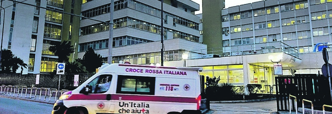 Caldo record, a Napoli bottiglie di acqua ai degenti negli ospedali